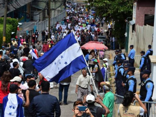 Cientos de hondureños marcharon este domingo en Tegucigalpa para pedir la continuidad de la misión anticorrupción de la OEA, cerrada el viernes por el gobierno al caducar el convenio que le daba vida desde el 2016. Foto AFP