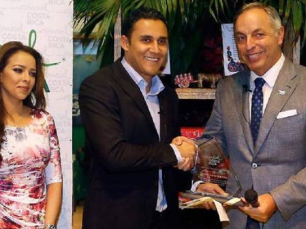 El futbolista, junto a su esposa y el ministro de Turismo de Costa Rica, Wilhem von Breymann. (Foto: Real Madrid).