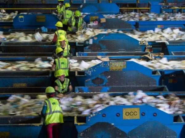 China anunció disposiciones para frenar la importación de desperdicios en 2018.