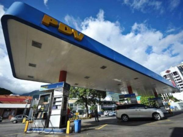 Picture of a gas station in Caracas, Venezuela, on February 17, 2011. AFP PHOTO/MIGUEL GUTIERREZ / AFP PHOTO / MIGUEL GUTIERREZ