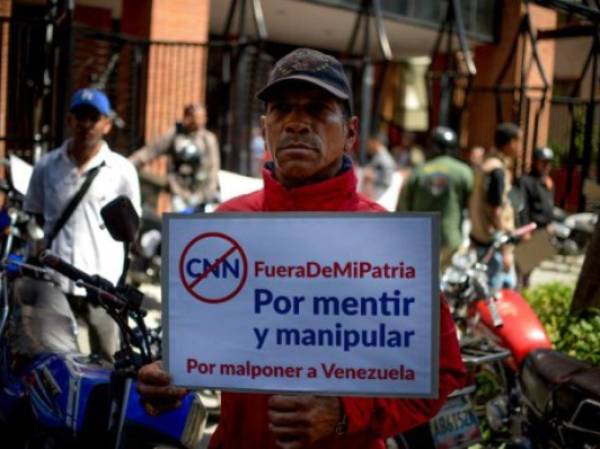 Simpatizantes del presidente de Venezuela, Nicolás Maduro, protestan en contra de CNN en Caracas. AFP
