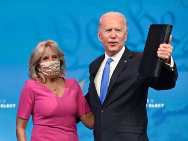 El presidente electo de EE. UU., Joe Biden, llega con su esposa Jill Biden para pronunciar comentarios sobre la certificación del colegio electoral en el Queen Theatre en Wilmington, Delaware, el 14 de diciembre de 2020 (Foto de ROBERTO SCHMIDT / AFP).