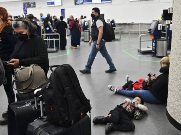 Passengers of Aeromexico wait for flights after more than 70 pilots have tested positive for Covid-19 coronavirus, at Benito Juarez international airport in Mexico City, on January 8, 2022. - The Central American nation recorded 28,023 new infections on the eve, the second highest since the start of the pandemic, for a total of more than four million cases. Mexico has officially recorded 300,101 deaths since March 2020, including 168 in the last 24 hours, the health ministry said. (Photo by PEDRO PARDO / AFP)