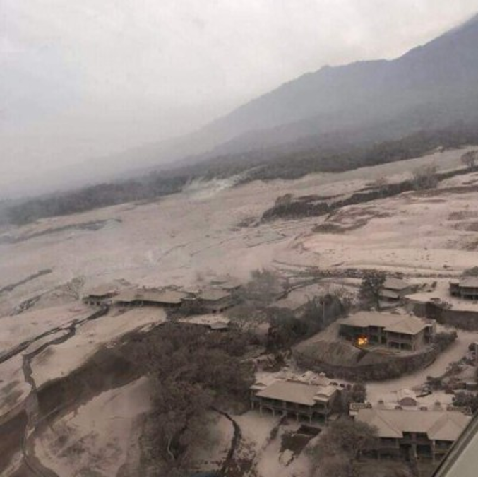 Después de la tragedia, el hotel La Reunión luce sepultado debajo de un enorme manto gris. Sus directivos informaron que aplicaron sus protocolos de seguridad y evacuaron a huéspedes, visitantes y personal oportunamente.