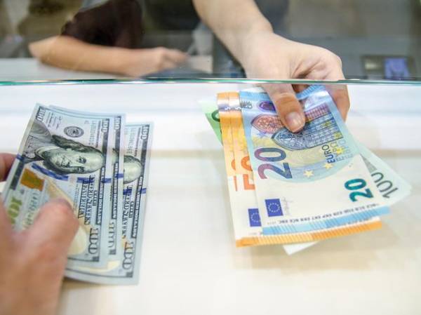 <i>El dólar ha mostrado un fuerte desempeño recientemente, impulsado por la compra de activos refugio. Anurak Tepkhamtai / Getty Images/iStockphoto</i>