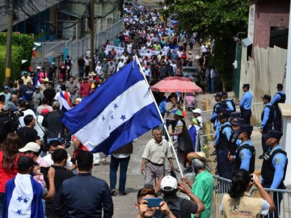 Cientos de hondureños marcharon este domingo en Tegucigalpa para pedir la continuidad de la misión anticorrupción de la OEA, cerrada el viernes por el gobierno al caducar el convenio que le daba vida desde el 2016. Foto AFP