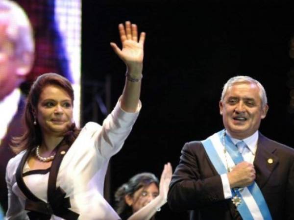El general retirado, Otto Pérez Molina, y Roxana Baldetti, en una fotografía de 2014, cuando asumieron la presidencia de la Guatemala. Ambos están en prisión preventiva por casos de corrupción y tráfico de influencias.