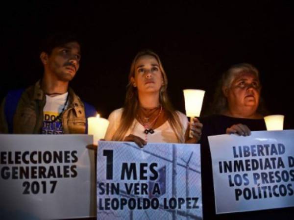 Lilian Tintori, esposa de López, denunció en los últimos días el aislamiento total del líder opositor incluso difundió un video donde se escuchaban gritos del preso en la cárcel de Ramo Verde, los cuales denunció eran a razón de torturas.