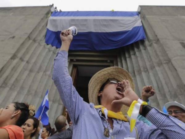 Fieles católicos de Nicaragua piden libertad a presos políticos en la catedral de Managua, el 28 de octubre 2018. (Foto INTI OCON / AFP)
