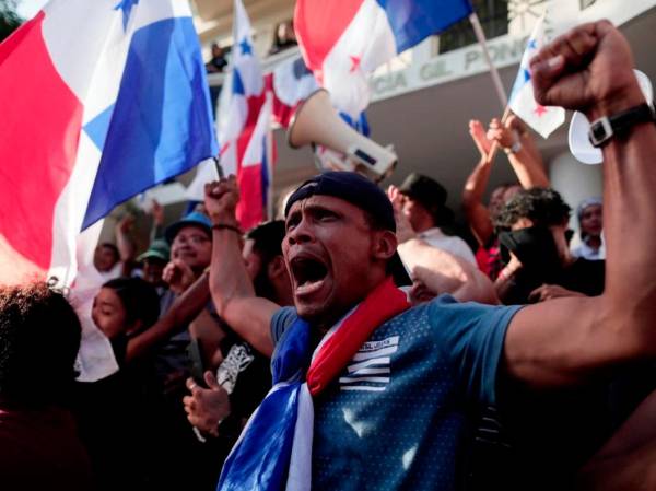 <i>La gente celebra el fallo de la Corte Suprema sobre el contrato con la minera canadiense First Quantum y su filial Minera Panamá en la Ciudad de Panamá el 28 de noviembre de 2023. FOTO Roberto CISNEROS/AFP</i>