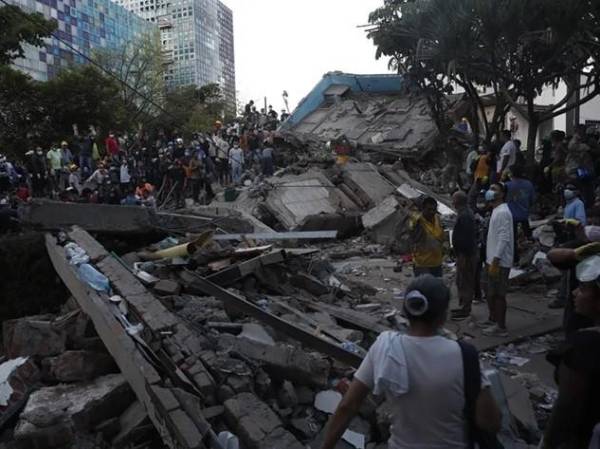 <i>Personas trabajan en labores de rescate en una edificación colapsada por el terremoto de magnitud 7,4 que sacudió al país este lunes, en Cali (Colombia). EFE/ Ernesto Guzmán Jr</i>