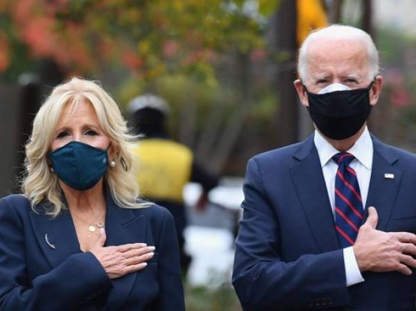 El presidente electo de EE. UU. Joe Biden y su esposa Jill Biden presentan sus respetos durante una parada del Día de los Veteranos en el Parque Conmemorativo de la Guerra de Corea en Filadelfia, Pensilvania, el 11 de noviembre de 2020. - Los líderes de aliados cercanos de EE. UU. El 10 de noviembre de 2020 telefonearon al presidente- eligieron a Joe Biden y se comprometieron a trabajar juntos, pero en una ruptura extraordinaria, el principal diplomático de Estados Unidos, Mike Pompeo, insistió en que Donald Trump permanecería en el poder. El equipo de transición dijo que Biden planeaba trabajar con los europeos en la lucha contra la pandemia de Covid-19 y el cambio climático, una de las muchas áreas en las que Trump difería marcadamente de los aliados. (Foto de Angela Weiss / AFP)