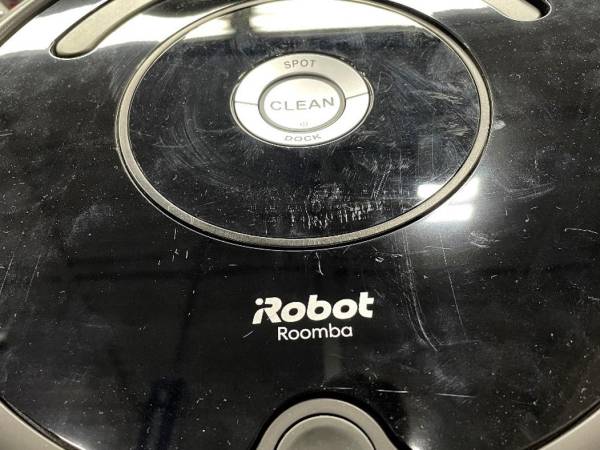 <i>El logotipo de iRobot se muestra en una aspiradora Roomba en la tienda Best Buy el 19 de enero de 2024 en San Rafael, California. FOTO Justin Sullivan/Getty Images/AFP</i>