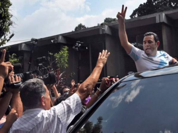'Gane quien gane las elecciones, el compromiso del guatemalteco es servir a la nación', puntualizó Morales. (Foto: AFP)