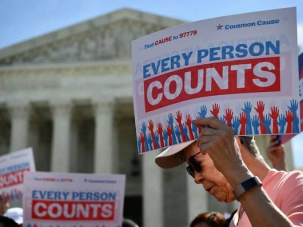 (FILES) In this file photo demonstrators rally at the US Supreme Court in Washington, DC, on April 23, 2019, to protest a proposal to add a citizenship question in the 2020 Census. - US President Donald Trump's administration wages its last major policy fight before the Supreme Court on November 30, 2020 as it seeks to exclude undocumented immigrants from the population count used to determine states' representation in Congress. If the outgoing president's plan goes forward, states with large numbers of undocumented immigrants could see their influence reduced in the US House of Representatives. (Photo by MANDEL NGAN / AFP)