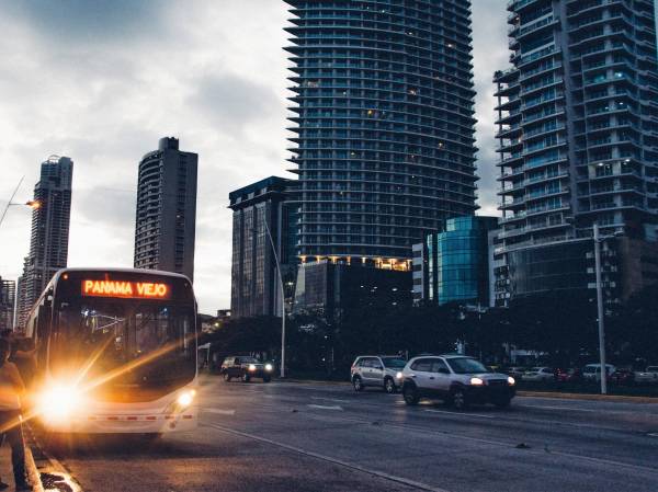 <i>La subida del 1,5 % en el sector de transporte se explica por el alza en tres de sus diez clases, los principales transporte de pasajeros aéreo y combustibles. Foto de iStock</i>