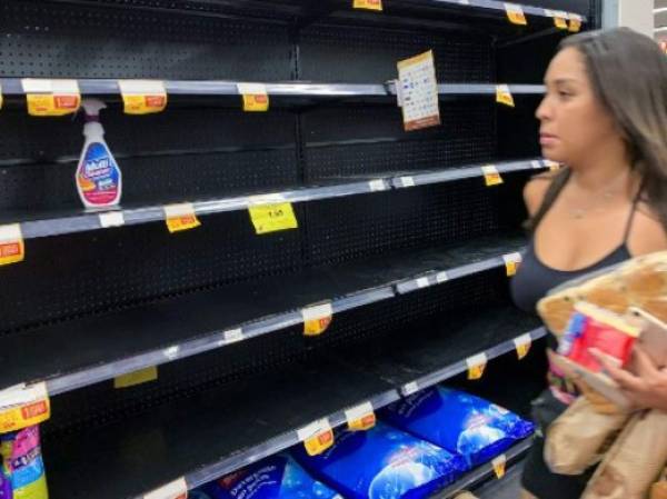 Una mujer mira estantes vacíos de gel antibacterial en un supermercado en Ciudad de Panamá el 11 de marzo de 2020. (Foto Luis ACOSTA / AFP)