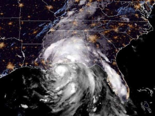 La imagen satelital Centro Nacional de Huracanes de Estados Unidos (NOAA) muestra el paso del huracán Nate al sur de Luisiana. AFP PHOTO