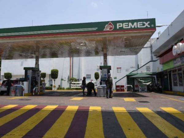 Picture taken at gas station of Mexico's state oil company Pemex, in Mexico City on April 20, 2020 during the coronavirus COVID-19 pandemic. - Oil prices ended New York trading in the negative on Monday for the first time ever, as a supply glut caused largely by the coronavirus pandemic's hit to demand, forced traders to pay others to take the commodity. With space to store oil scarce, US benchmark West Texas Intermediate for May delivery ended trading at -$37.63 a barrel ahead of Tuesday's close for futures contracts -- when traders who buy and sell the commodity for profit would have had to take physical posession of it. (Photo by Alfredo ESTRELLA / AFP)