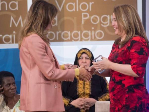 La primera dama de EEUU, Melania Trump, entregó el Premio Internacional a las Mujeres de Coraje 2018 (IWOC), a 10 mujeres provenientes de todo el mundo, entre ellas la doctora hondureña Julissa Villanueva (derecha). El reconocimiento es una iniciativa del Departamento de Estado de EEUU para a mujeres con 'valentía y liderazgo excepcionales'.