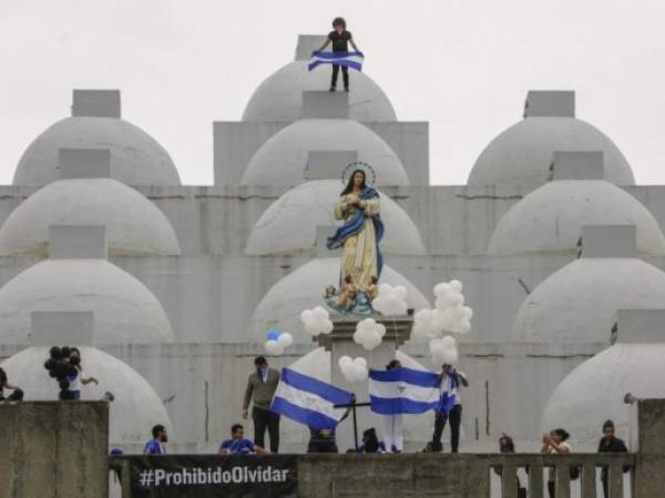 Anti-government activists join members of the 'Mothers of April' association during a mass in honor of their children killed in protests against the government of Nicaraguan President Daniel Ortega on mothers day celebration in Managua on May 30, 2019. (Photo by INTI OCON / AFP)