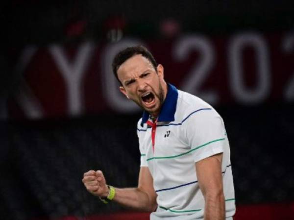 Kevin Cordón luchó hasta el final ante el danés Viktor Axelsen que avanzó a la final del bádminton en Tokio 2020. Cordón peleará por la medalla de bronce. (Photo by Pedro PARDO / AFP)