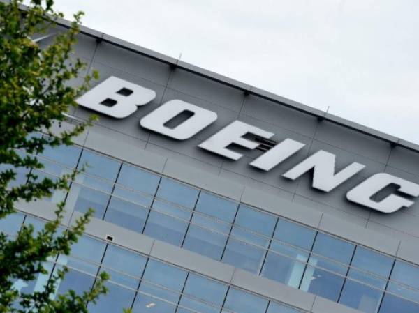 (FILES) In this file photo the Boeing regional headquarters is seen amid the coronavirus pandemic on April 29, 2020, in Arlington, Virginia. - Boeing's chief executive said May 11, 2020, as part of a longer interview that will be broadcast the following day, it was 'most likely' that a major US airline will go out of business due to the massive damage of the coronavirus pandemic on the aviation industry. (Photo by Olivier DOULIERY / AFP)