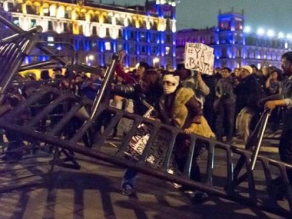 Este fin de semana, el drama de Iguala llegó a las calles del DF y tras una marcha multitudinaria se produjeron incidentes frente a Palacio Nacional. (Foto: AFP)