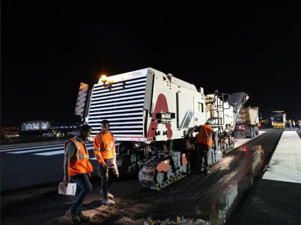 <i>Rehabilitación de pistas en Tocumen entra en nueva fase con más de 120 trabajadores y 63 equipos en operación. FOTO CORTESÍA </i>