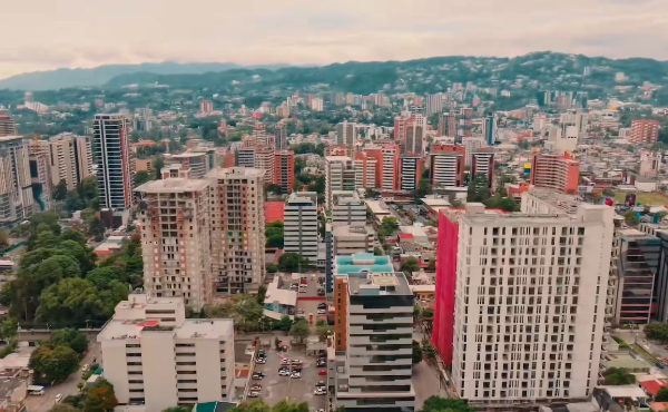 <i>El crecimiento económico de Guatemala, sostenido en un rango de entre 3,5 % y 4 %, ha sido respaldado en gran medida por el fuerte flujo de remesas, que en 2025 alcanzaron el 21 % del PIB. Foto de cortesía</i>