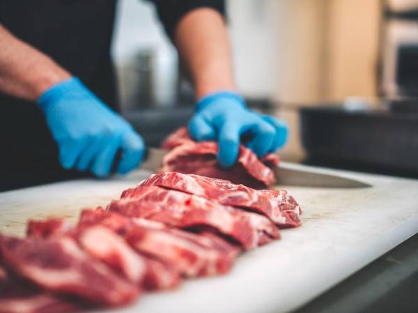 <i>Consumir menos proteínas mejora la salud y prolonga la esperanza de vida, porque mejora el metabolismo, modifica la respuesta de las células a los nutrientes, baja la inflación, reduce el daño celular y preserva el funcionamiento saludable de las células. Foto de iStock</i>