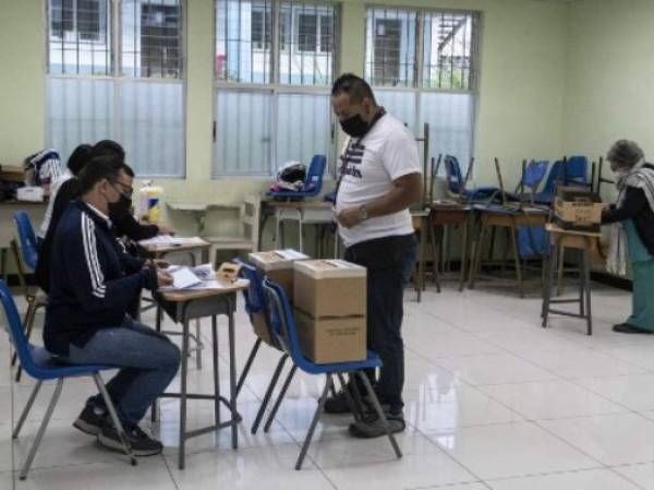 El Tribunal Supremo de Elecciones (TSE) de Costa Rica aseguró este domingo que todas las mesas de votación abrieron hoy para las elecciones generales y que las primeras horas del proceso han transcurrido con normalidad. (Photo by Ezequiel BECERRA / AFP)