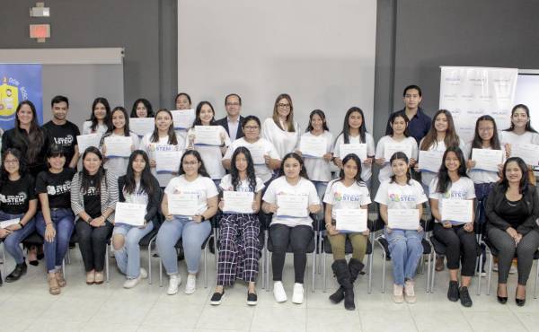 Programa DELSUR STEM ACADEMY motiva a niñas de El Salvador a estudiar carreras STEM