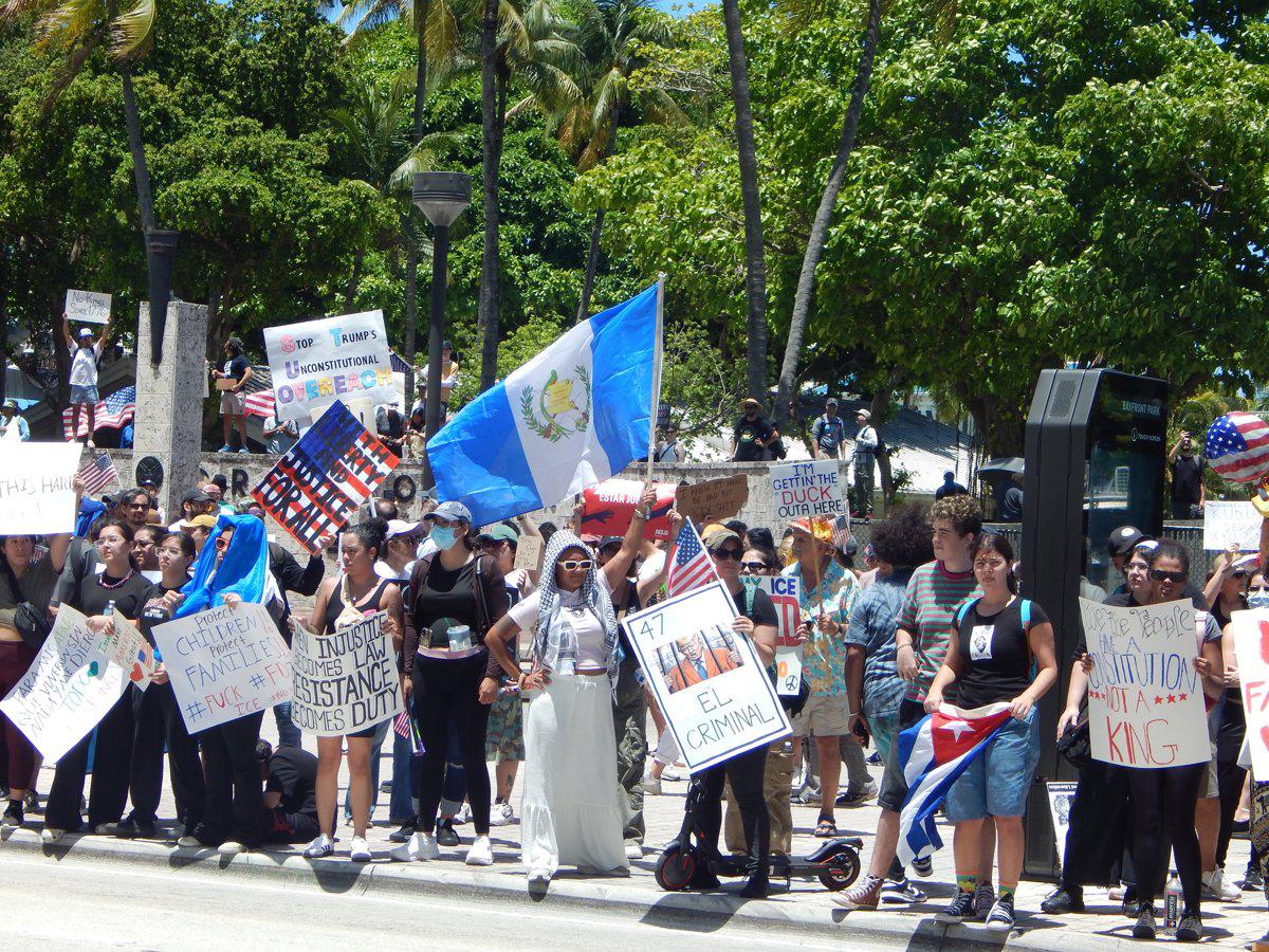 Mientras Washington celebra con un desfile militar el 250 aniversario del Ejército de EE.UU. y el presidente Donald Trump cumple 79 años este 14 de junio, distintas organizaciones han convocado protestas en todo el país para rechazar lo que consideran política autoritaria y corrupción del mandatario. EFE/Latif Kassidi Mientras Washington celebra con un desfile militar el 250 aniversario del Ejército de EE.UU. y el presidente Donald Trump cumple 79 años este 14 de junio, distintas organizaciones han convocado protestas en todo el país para rechazar lo que consideran política autoritaria y corrupción del mandatario. EFE/Latif Kassidi