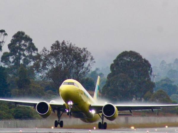 La aerolínea colombiana Viva Air suspende sus operaciones