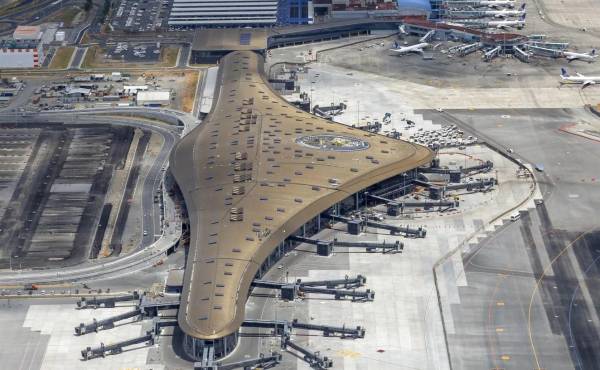 <i>La alta puntualidad y eficiencia operativa de aeropuertos en Panamá y El Salvador impulsan turismo, inversión y logística, consolidando a Centroamérica como un hub estratégico en las Américas. (Foto: E&amp;N)</i>