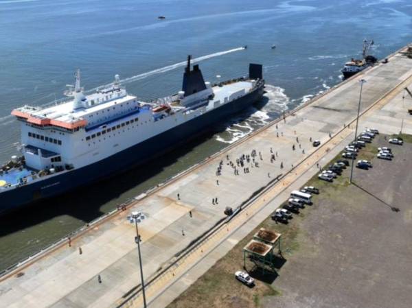 <i>La operación del Blue Wave Harmony permitirá activar la operación del Puerto de La Unión. La construcción de la terminal salvadoreña fue terminada en 2009, pero tiene bajísima actividad portuaria. Debido a sus condiciones naturales el puerto tiene facilidades para la operación de naves como el ferry.</i>
