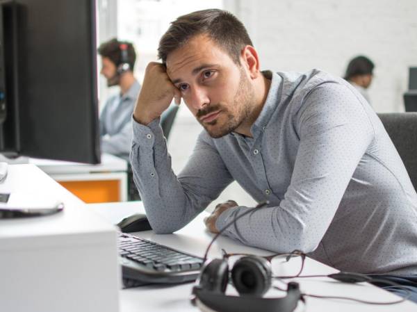 <i>Estudios previos sugieren que, aunque el salario influye, factores como el clima laboral, el estrés y la cohesión del equipo pueden pesar más en la permanencia y atracción de talento. Foto de iStock</i>