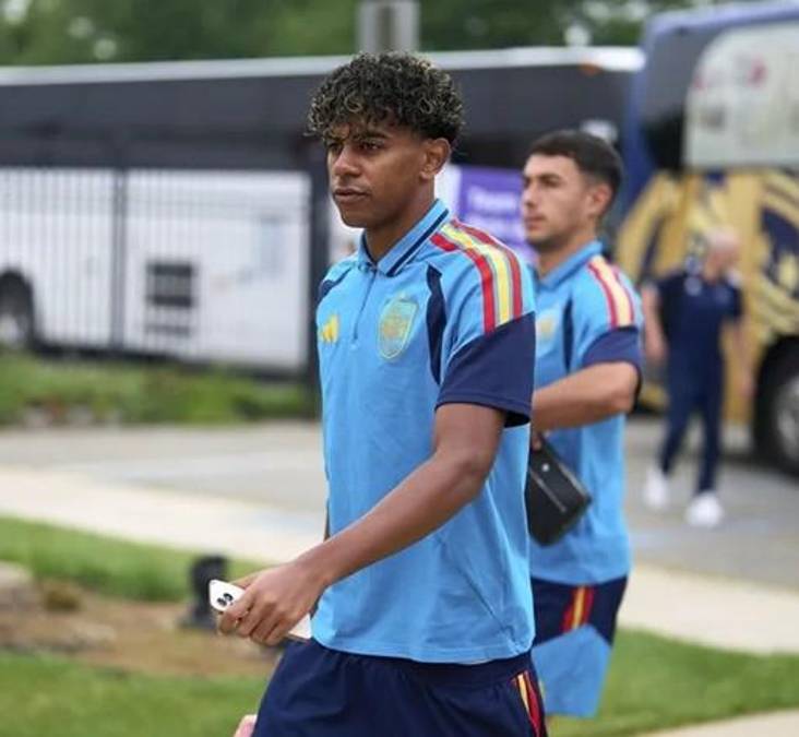 Probable heredero de Lio. El jugador de la selección española, Lamine Yamal, a su llegada al entrenamiento. EFE / Ángel Martínez / RFEF.