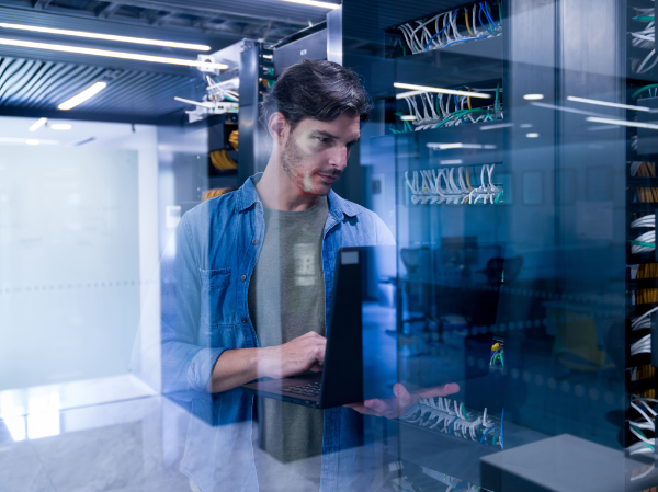 <i>La construcción de un Data Center especializado en inteligencia artificial en Limón, Costa Rica, abre una oportunidad para ampliar la infraestructura tecnológica del país y generar nuevas capacidades profesionales en la provincia. Foto de iStock</i>