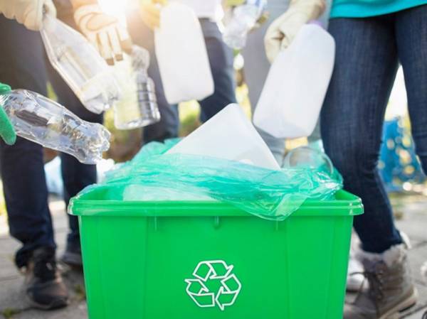 El 81 % de los latinoamericanos coincide en que las prácticas de responsabilidad social y ambiental influyen en sus opiniones sobre las empresas. Foto de FangXiaNuo / Getty Images