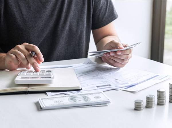 <i>Los trabajadores recibirán un pago extra en enero equivalente al 50 % del salario mensual, beneficio que será obligación para el sector público y voluntario -este año- para la empresa privada, pero obligatoria desde 2027. Foto de iStock</i>