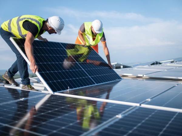 Los consumidores ven en el autoconsumo la vía ideal para ahorrar en la factura eléctrica. Foto de ArtistGNDphotography / Getty Images