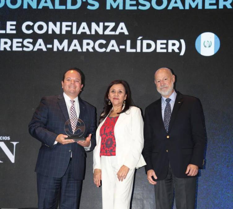 McDonald's Mesoamérica, Triple Confianza Guatemala. Recibe reconocimiento Javier Olivero, CEO McDonald´s Mesoamérica.