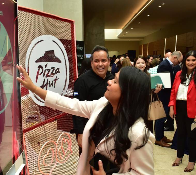 Pizza, palitroques, eran parte de los premios de esta ruleta. 