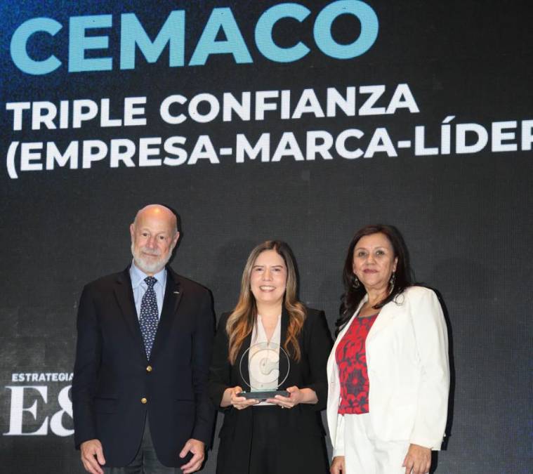  Cemaco, Triple Confianza Guatemala. Recibe reconocimiento Diana Burbano, Jefe de Mercadeo Directo