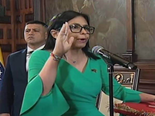 <i>Captura de video tomada de una transmisión de la televisión estatal VTV que muestra La vicepresidenta ejecutiva de Venezuela, Delcy Rodríguez, jurando como mandataria encargada del país este lunes, en Caracas (Venezuela). EFE/ VTV </i>
