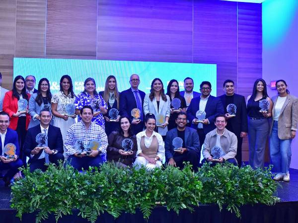 Líderes de las marcas TOM 2026 para El Salvador celebran la preferencia de los consumidores. FOTOS ÓSCAR MACHÓN