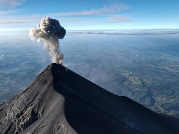 Volcán de Fuego de Guatemala aumenta actividad, autoridades vigilan
