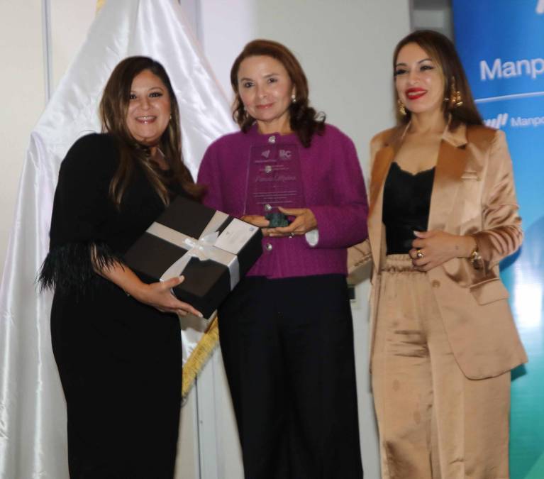 <i>Lesslie de Davidovich (Brain Co), Pamela Molina, presidenta de la fundación de Grupo Agrolíbano, e Isis Sandoval (Manpower). (Foto: LA PRENSA / HONDURAS) </i>